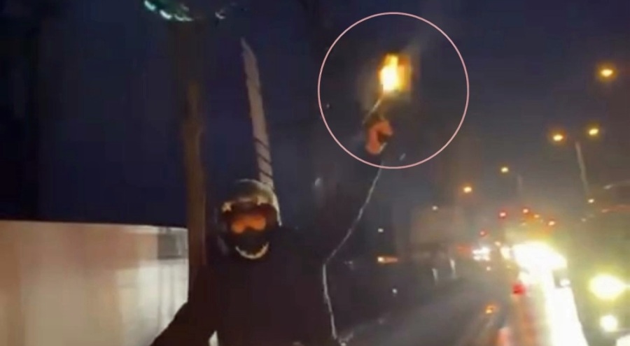 Seyir halindeki motosikletten havaya ateş açtı