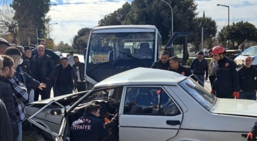 Minibüs ile otomobil çarpıştı: 9 kişi yaralı