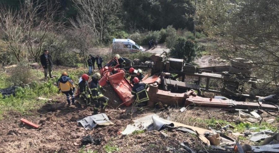 Uçuruma yuvarlanan vinç yüklü kamyonun altında can verdi