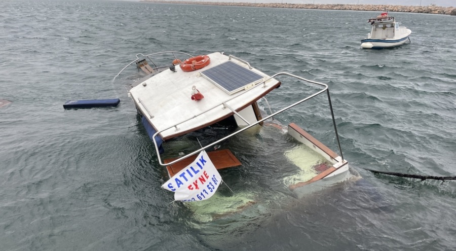 Bandırma'da tekne suya gömüldü!