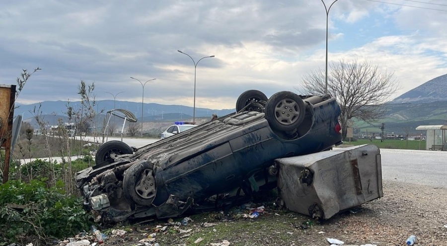 Kontrolden çıkan araç durağa daldı: 6 yaralı