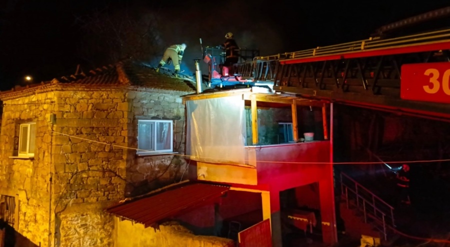 Ev yangını ahıra sıçramadan söndürüldü