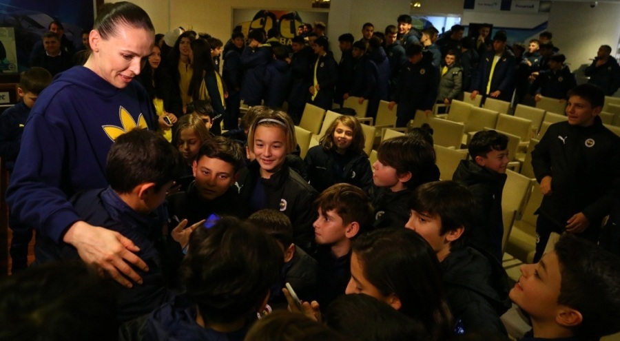 Fenerbahçe Opet Kaptanı Eda Erdem altyapıdaki oyuncularla bir araya geldi