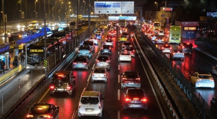 İstanbul'da trafik durma noktasına geldi
