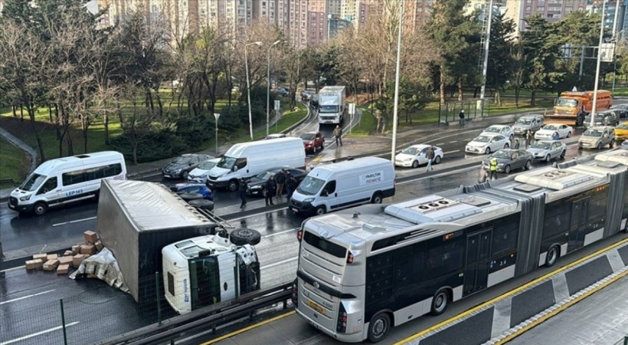 Beylikdüzü E-5 Karayolu'nda kamyon devrildi, trafik tamamen durdu