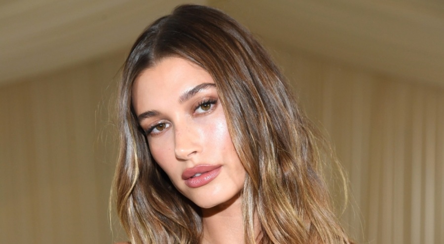 Hailey Bieber sere serpe kumlara uzandı!