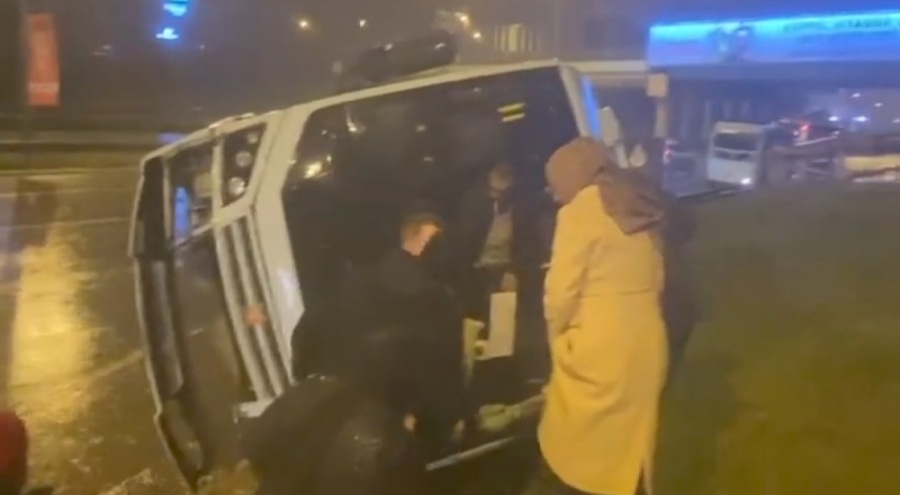 Minibüs yan yattı, vatandaşlar yardıma koştu