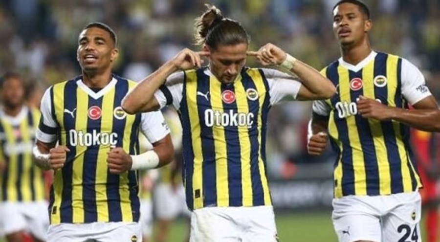 Fenerbahçe'de iki futbolcuya ayrılık gözüktü