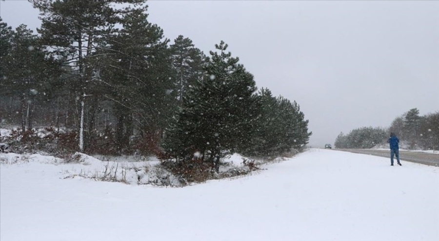 Çanakkale'nin yüksek kesimlerinde kar yağışı etkili oluyor