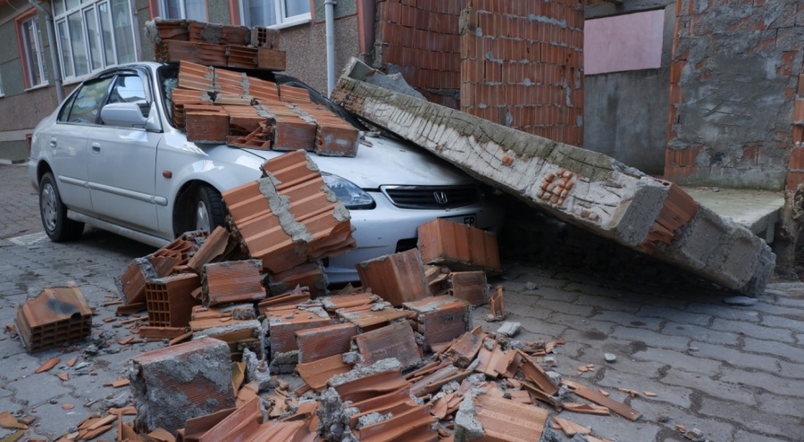 Şiddetli rüzgar yüzünden otomobilin üzerine duvar yıkıldı