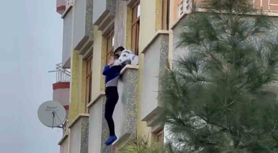 3'üncü kattan kendini atmaya çalışan kadın böyle kurtarıldı