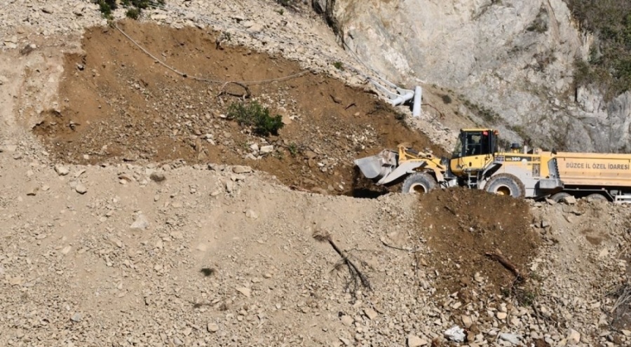 Düzce'de heyelan paniği: 6 yerleşim birimine ulaşım durdu