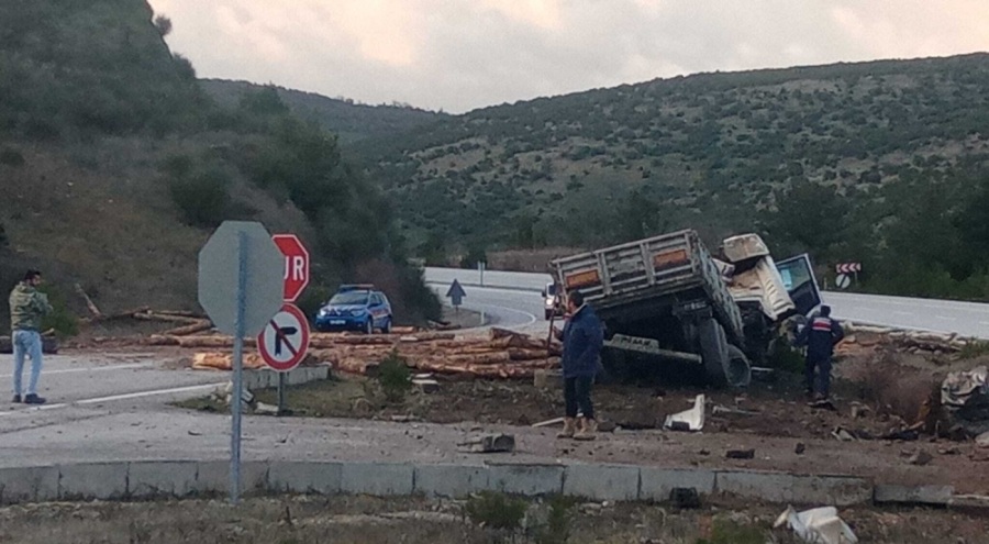 Balıkesir'de freni arızalanan tırdan atlayan sürücü can verdi