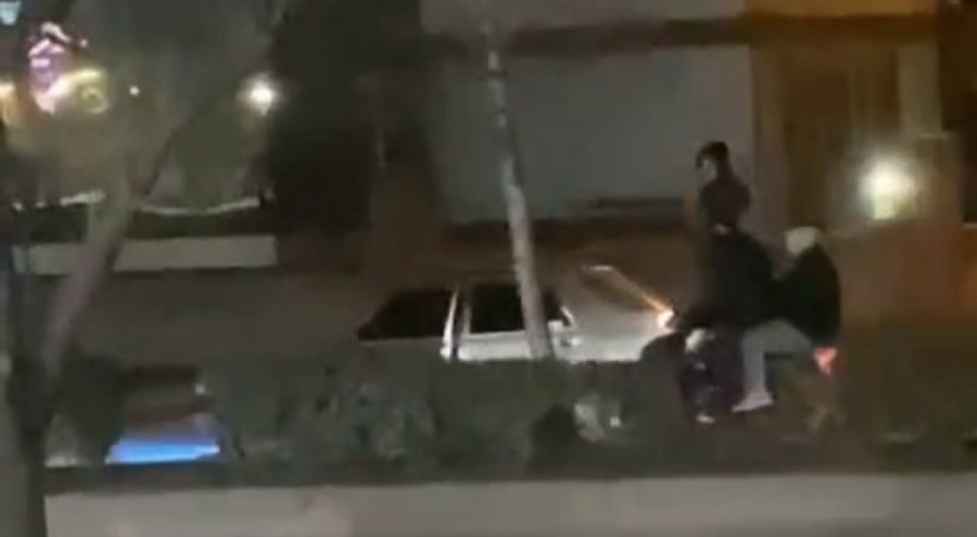 Bursa'da trafikte pes dedirten görüntü! Yakıtı biten otomobili 2 genç motosikletle itti!