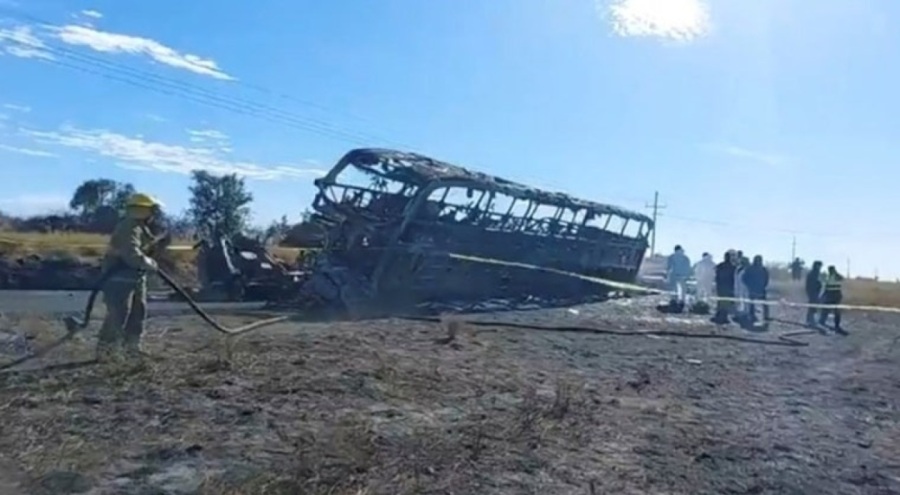 Tur otobüsü kargo kamyonuyla çarpıştı: 19 can kaybı