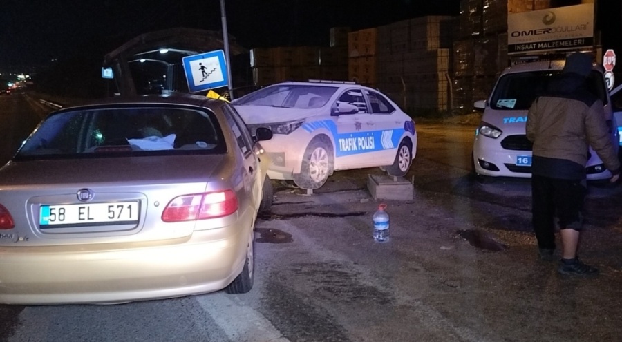 Bursa'da otomobil yol kenarındaki polis oto maketine çarptı: Yaralılar var!