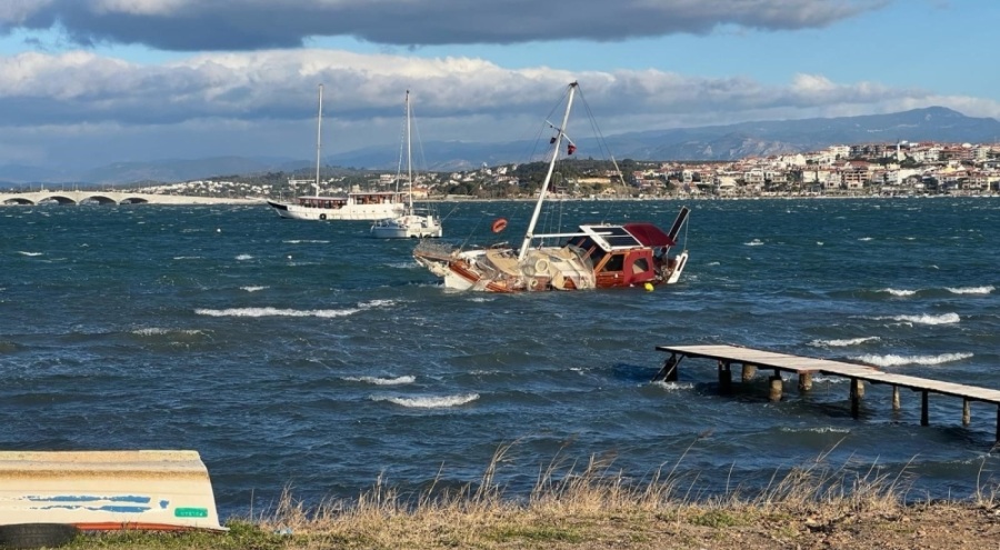 Balıkesir'de fırtına! Tekneler suya gömüldü