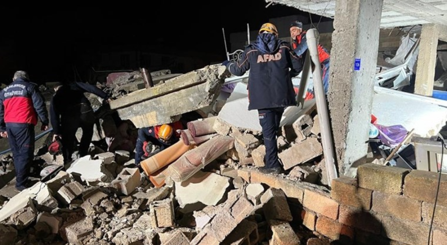 Uyudukları sırada ev çöktü! 2 ölü, 8 yaralı
