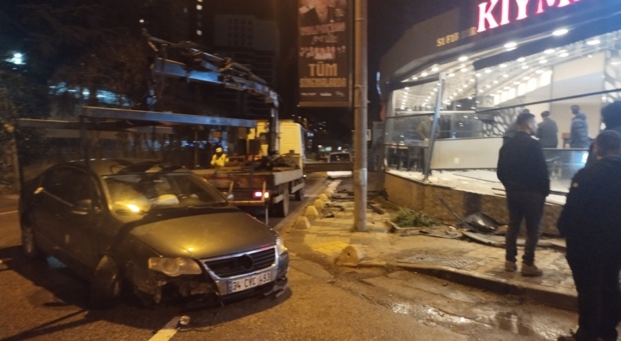 Kontrolden çıkan araç restorana girdi