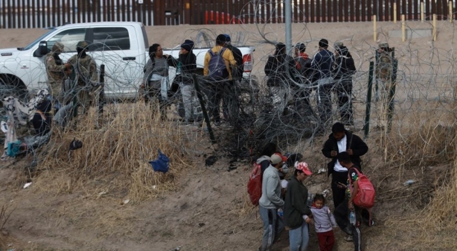 Teksas'ta düzensiz göçmenler sınırı geçmeyi sürdürüyor