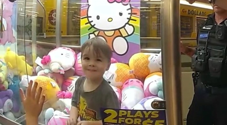 3 yaşındaki çocuk oyuncak makinesinin içinde mahsur kaldı!