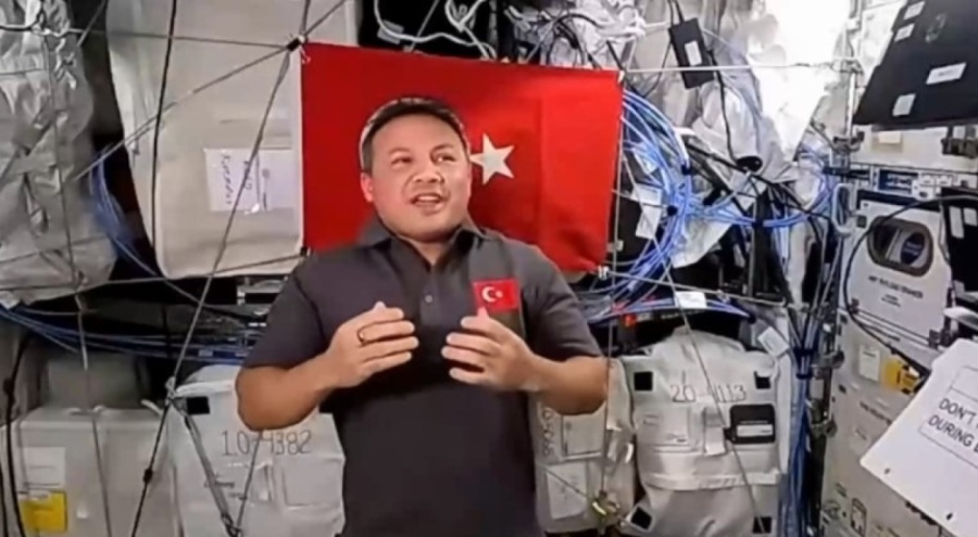 Türkiye'nin ilk Astronotu Alper Gezeravcı, öğrencilerin sorularını yanıtladı