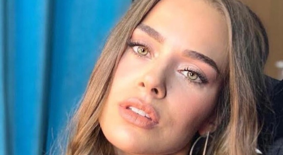 Bensu Soral mini eteğinin fermuarını açıp poz verdi!