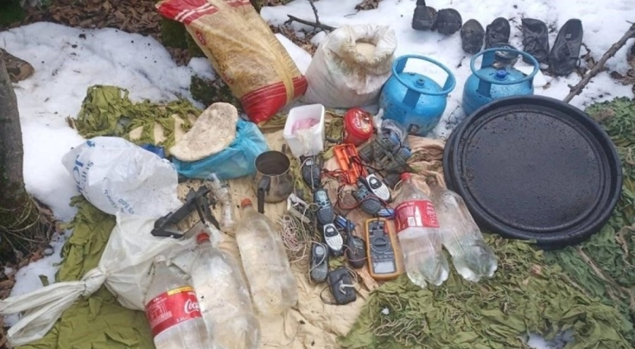 Terörist mağarasından cephanelik ve yaşam malzemeleri ele geçirildi