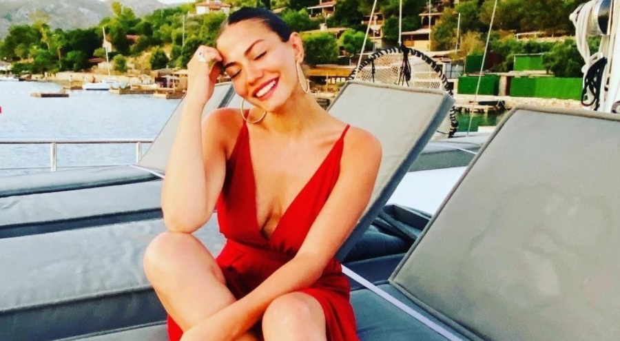 Demet Özdemir Milano pozlarıyla olay oldu!