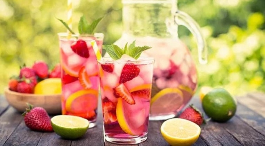 Suyunuza meyve parçaları atmak su içme alışkanlığı kazanmanıza yardım edebilir