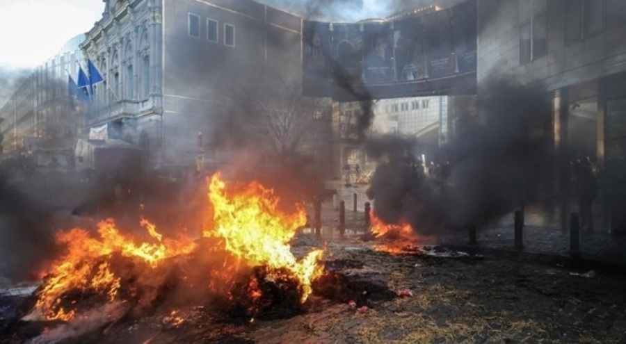 Avrupalı çiftçiler isyanda: Avrupa Parlamentosu binasının önünü yaktılar