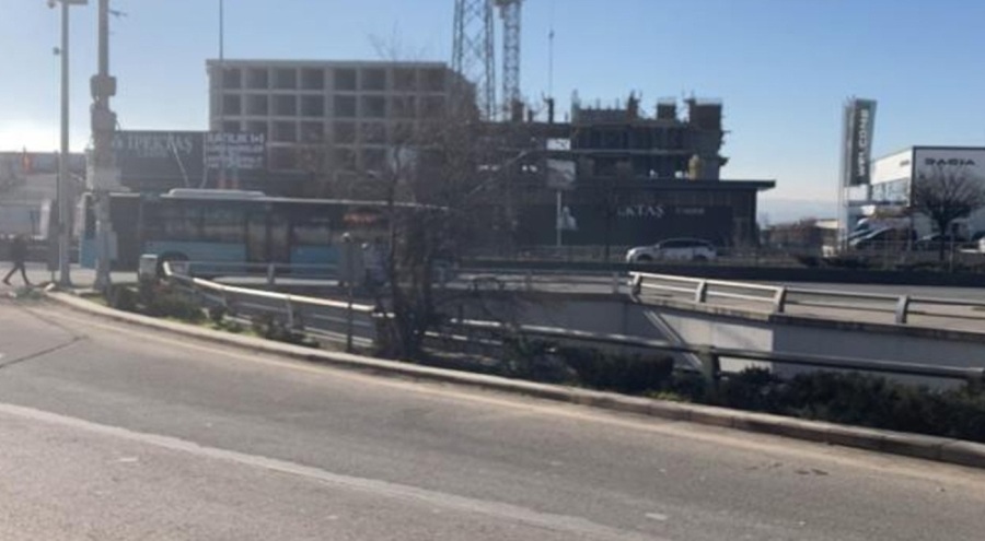 Ankara'da polis aracından yola atlayan kadın otobüsün altında kalıp can verdi