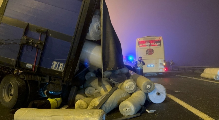 Yolcu otobüsü tıra çarptı 1'i ağır 19 kişi yaralandı