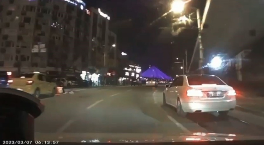 Bursa'da ticari taksinin çarptığı motosikletli savruldu!