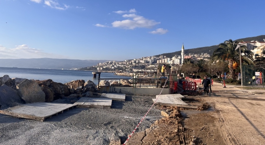 Gemlik ilçesinde kıyı toplama çalışmaları sürüyor