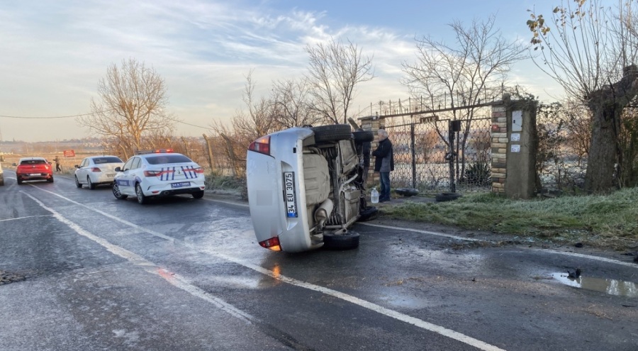 Buzlanan yolda araç yan yattı