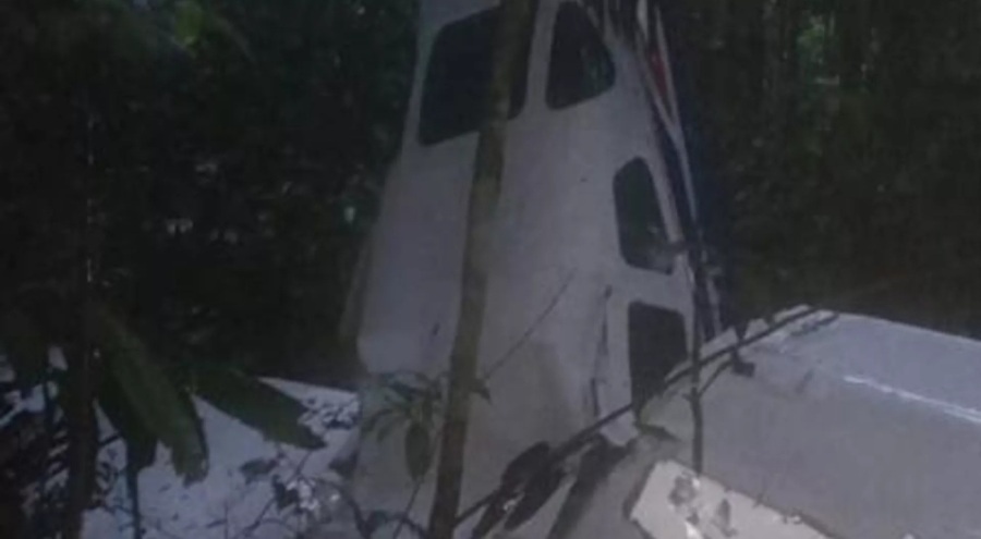 Florida'da evin üstüne uçak düştü