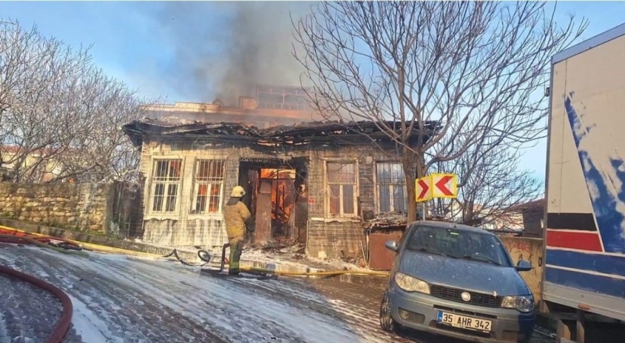 İki katlı ahşap bina alevlere teslim oldu