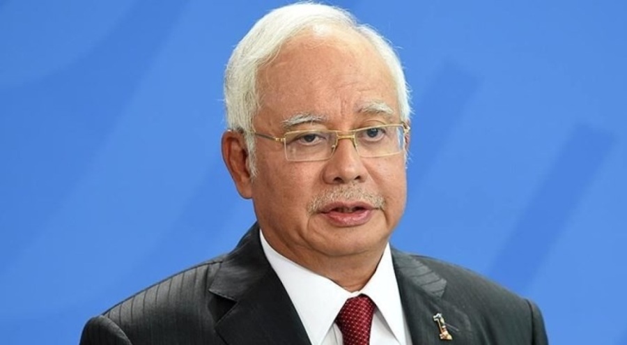 Yolsuzlukla suçlanan eski Malezya Başbakanı'nın hapis cezası yarıya indirildi