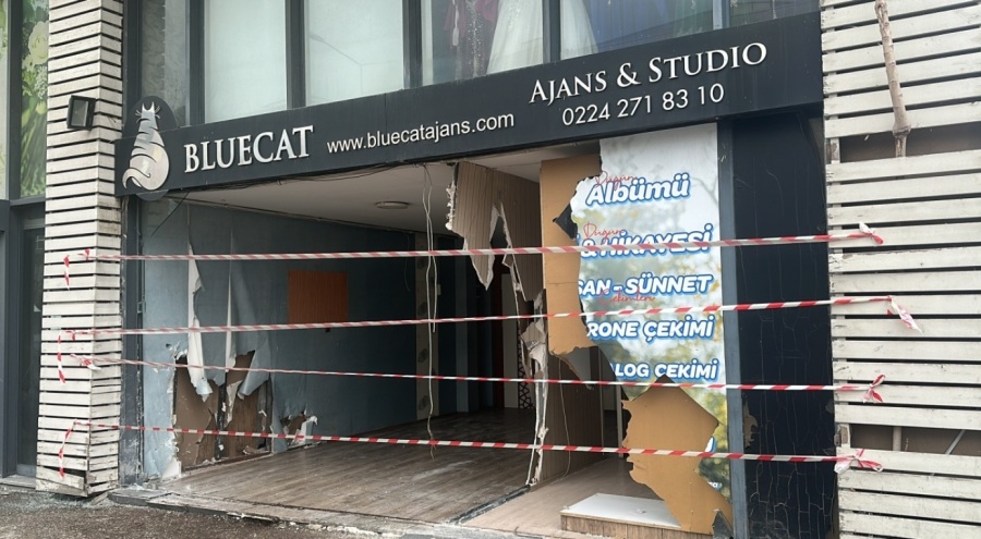 Bursa'da kontrolden çıkan otomobil dükkana daldı!