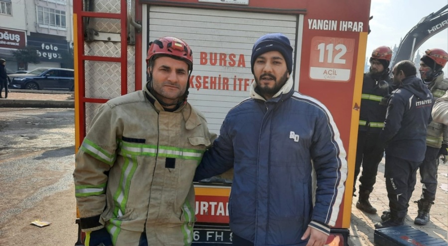 Bursa'dan karlı yolları aşıp ulaştıkları deprem bölgesinde afetzedelere umut oldular