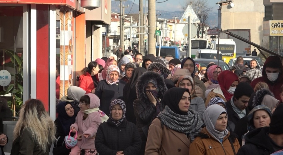 Yine Bursa... Yine ucuzluk kuyruğu! 20 liraya paspas için saatlerce beklediler