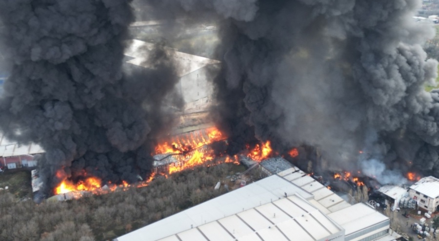 Alev alev yanan fabrika havadan görüntülendi