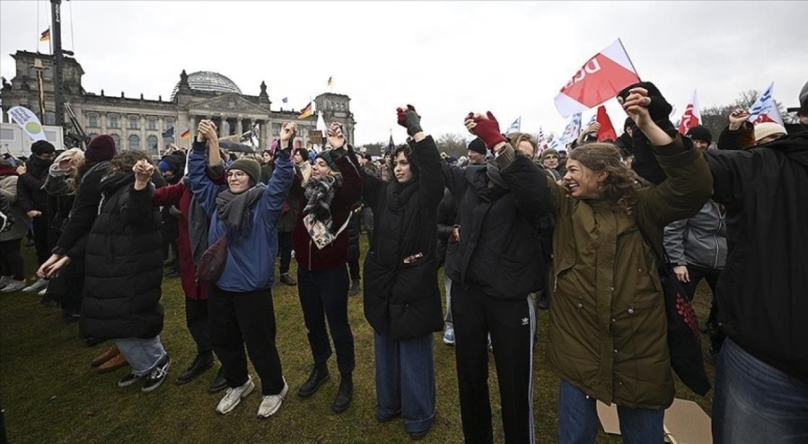 Almanya'da yüz binlerce kişi aşırı sağa karşı gösteri yaptı