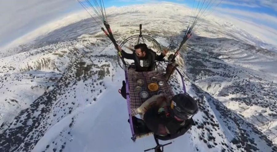 Paraşütçü, gökyüzünde kahvaltı yaparken ölümden döndü