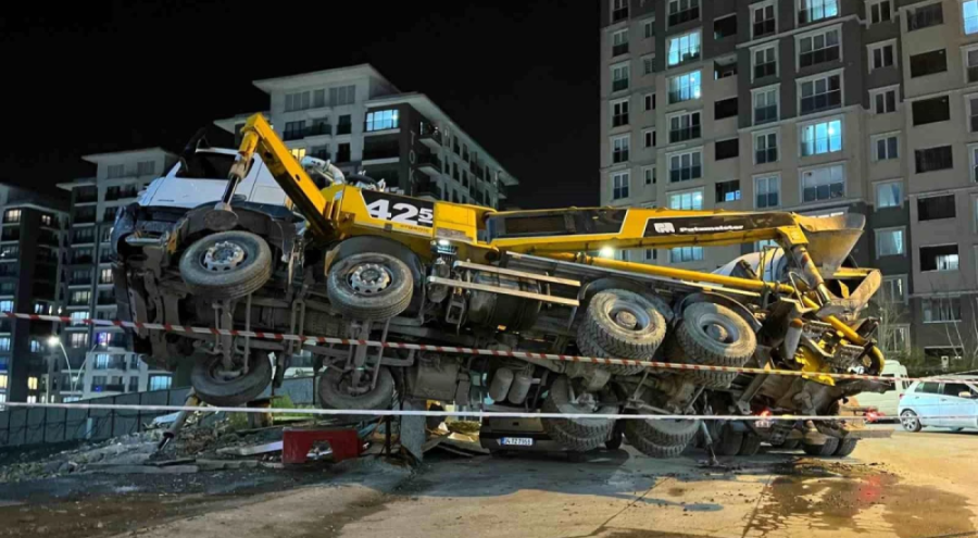 İnşaat çalışmasında beton pompası aracı yan yattı