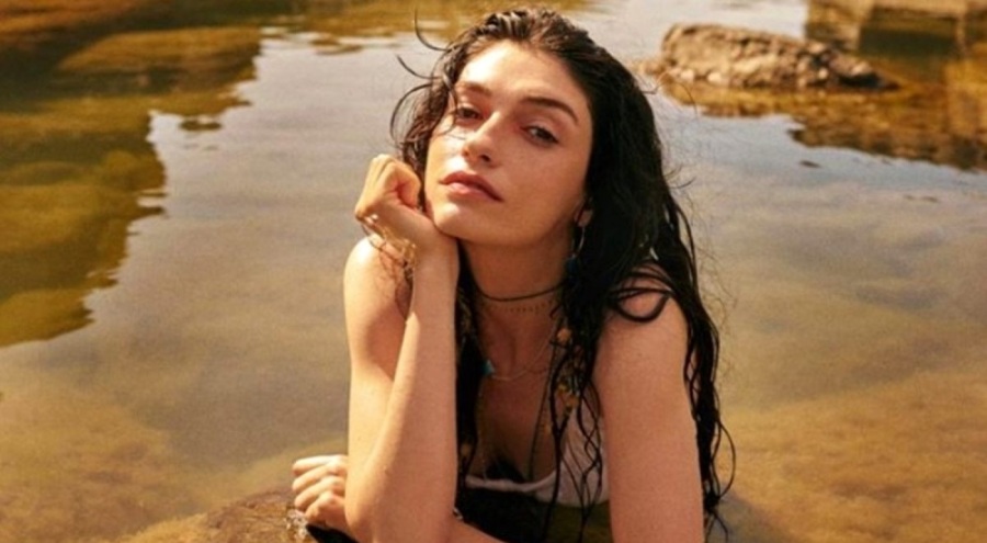 Hazar Ergüçlü eline maşa alıp şarkı söyledi!