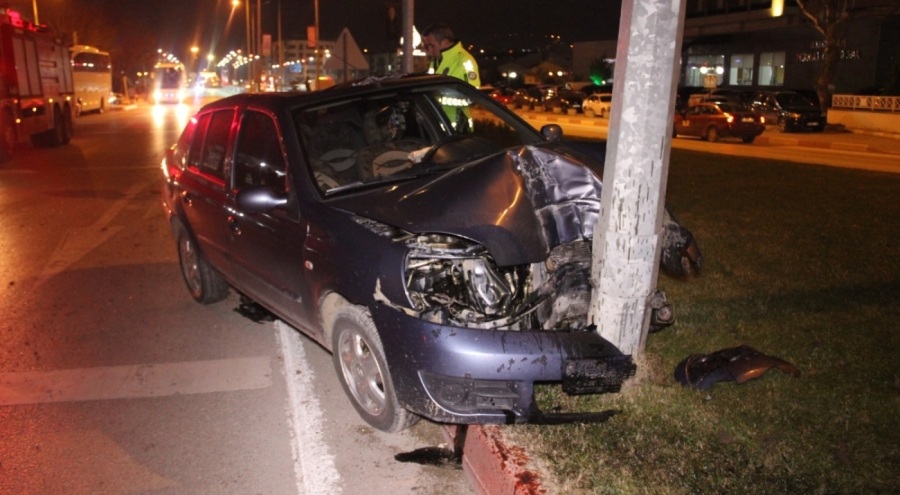 Çanakkale'de elektrik direğine çarpan otomobilin sürücüsü yaralandı