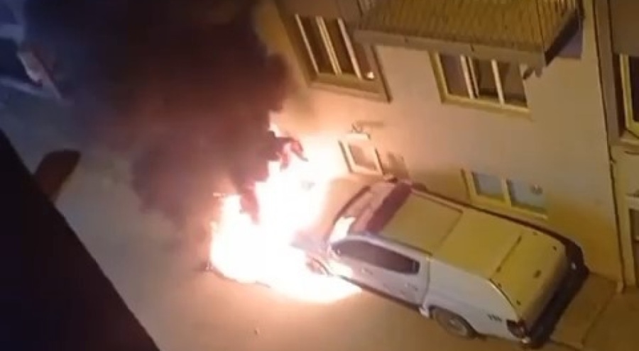 Bursa'da park halindeki otomobil alev alev yandı