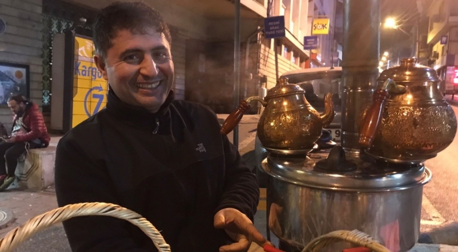 Bursa'da közde demlediği çay ile fenomen oldu